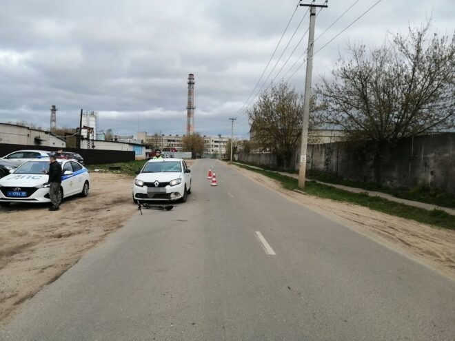 В Твери женщина на самокате врезалась в машину В Твери женщина на самокате врезалась в машину