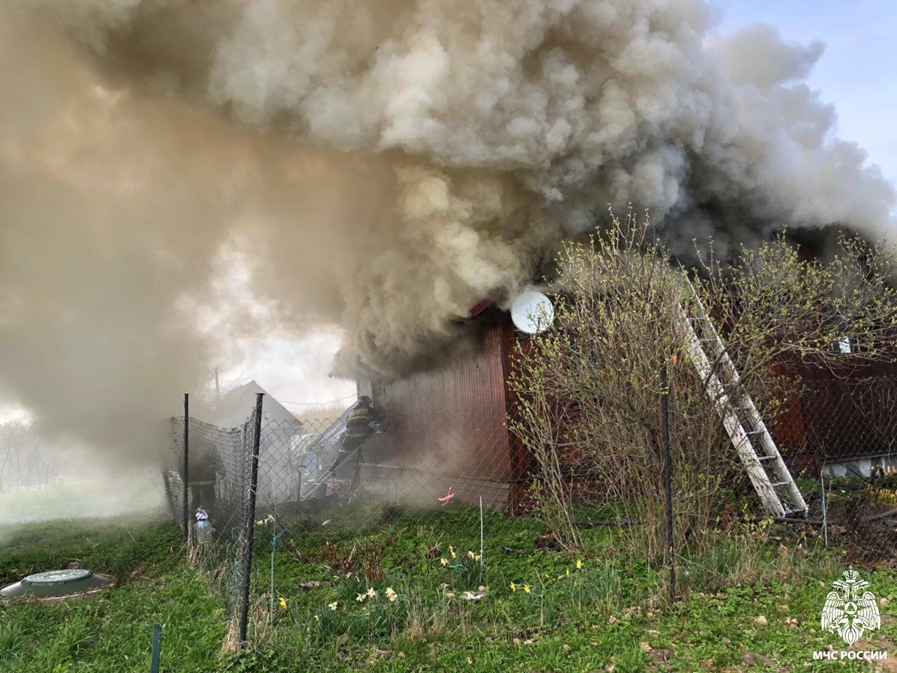 В Тверской области загорелся жилой дом