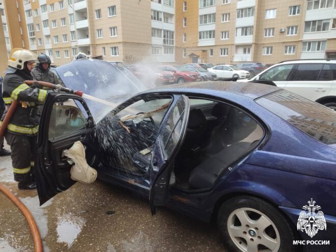 На Октябрьском проспекте в Твери загорелась BMW На Октябрьском проспекте в Твери загорелась BMW