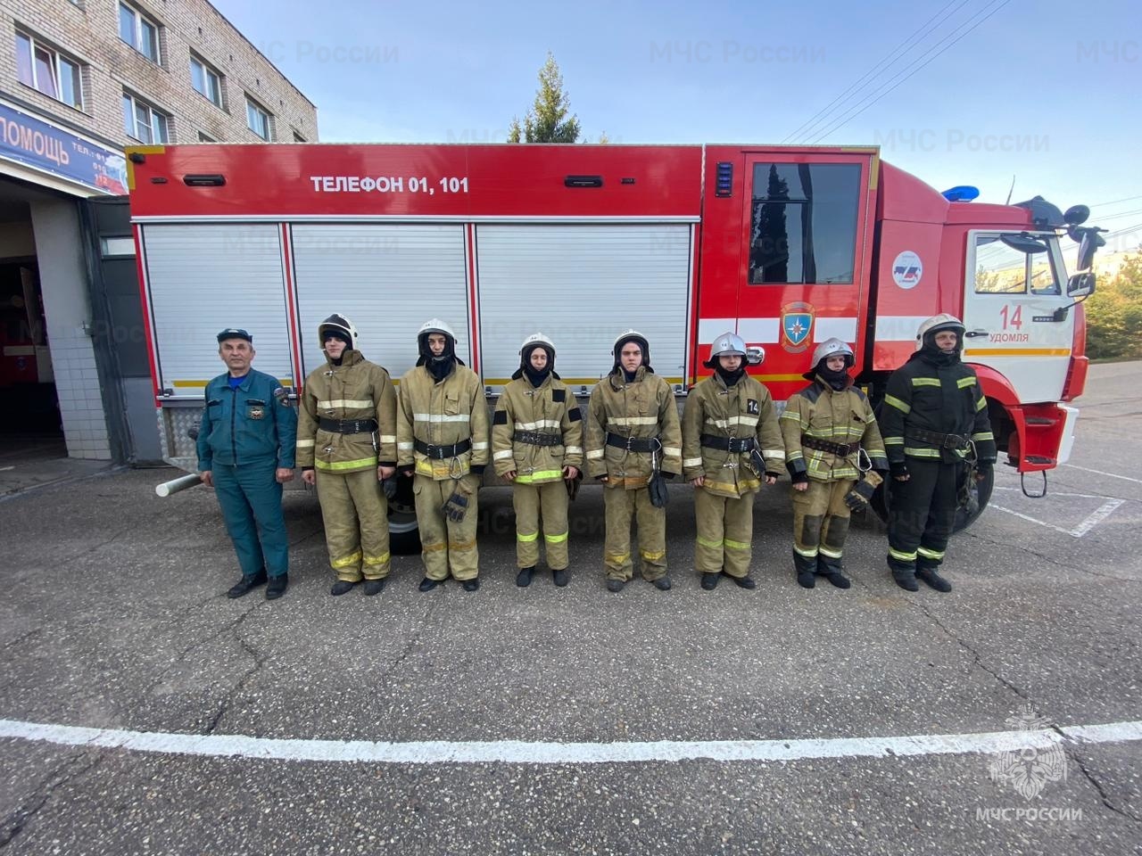 В Удомле пожарные спасли из горящей квартиры двух женщин и собаку