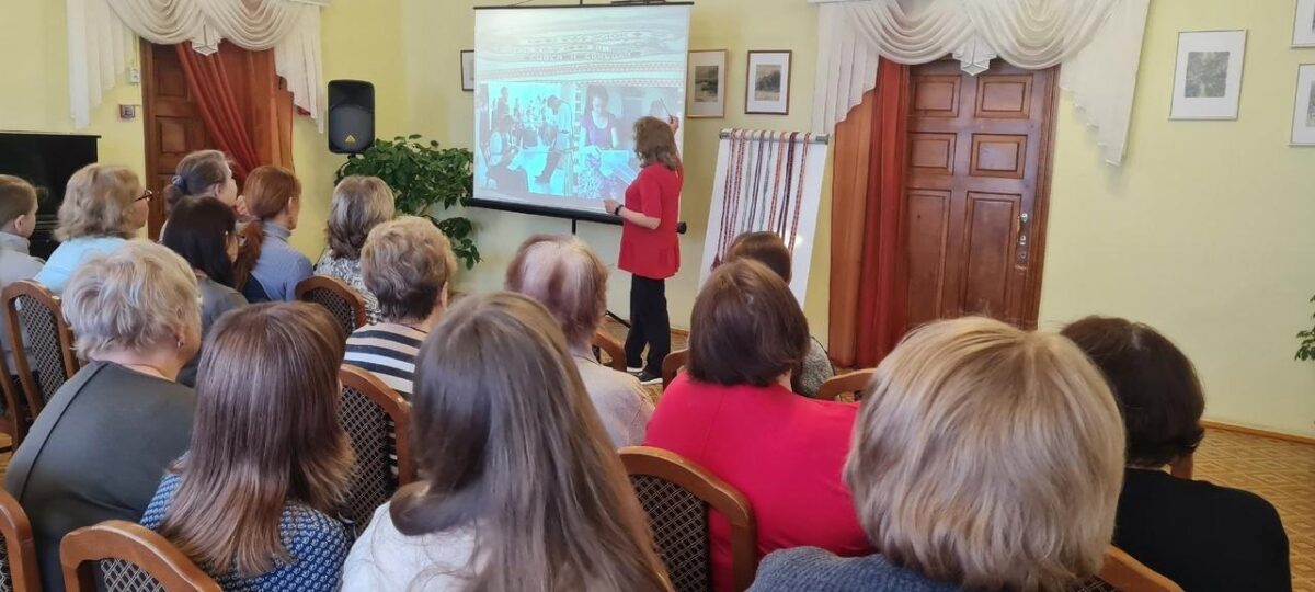 Мастер-класс по изготовлению торопецких поясов провели в честь грядущего юбилея города Мастер-класс по изготовлению торопецких поясов провели в честь грядущего юбилея города