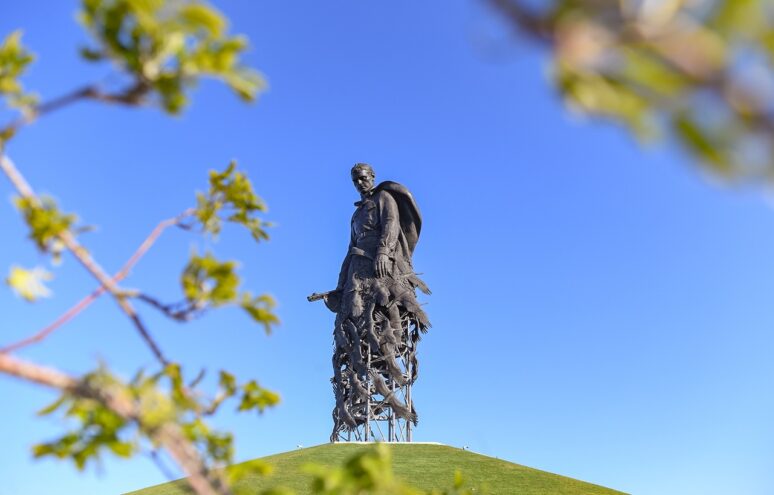 В Тверской области начались торжества в честь Дня Победы у Ржевского мемориала Советскому солдату