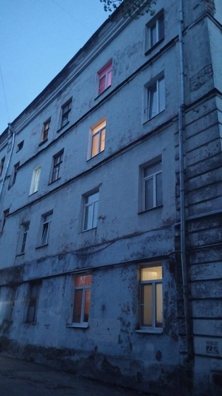 В Твери 13-летняя девочка упала из окна