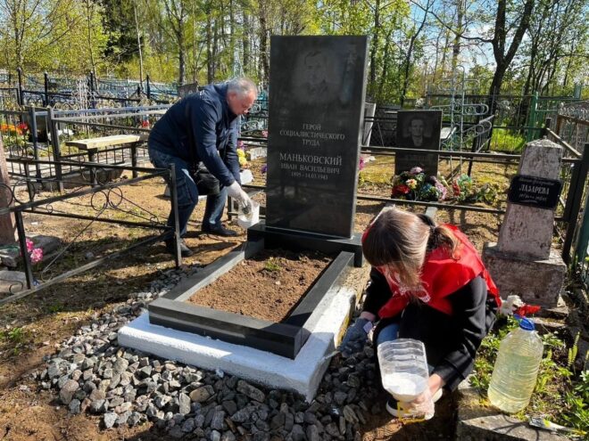 В Бологовском округе волонтеры привели в порядок могилу участника Великой Отечественной войны
