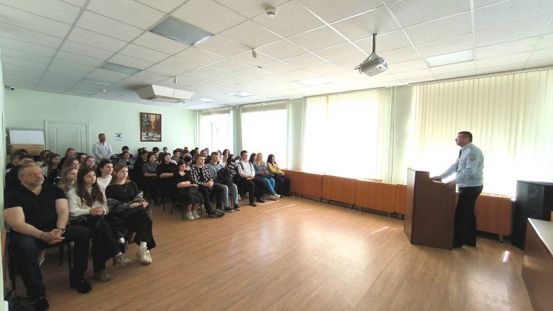 Тверской полицейский рассказал студентам, как не стать наркопреступником Тверской полицейский рассказал студентам, как не стать наркопреступником
