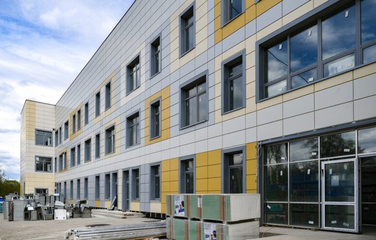 Губернатор Игорь Руденя проинспектировал ход строительства детской поликлиники в Торжке 