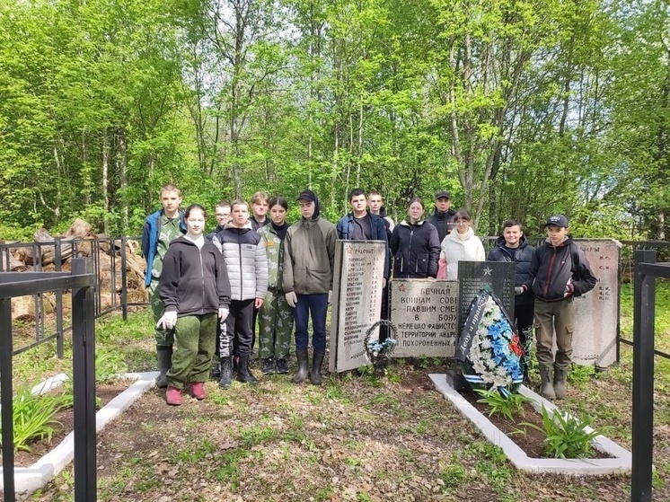 Школьники Андреаполя привели в порядок воинские захоронения
