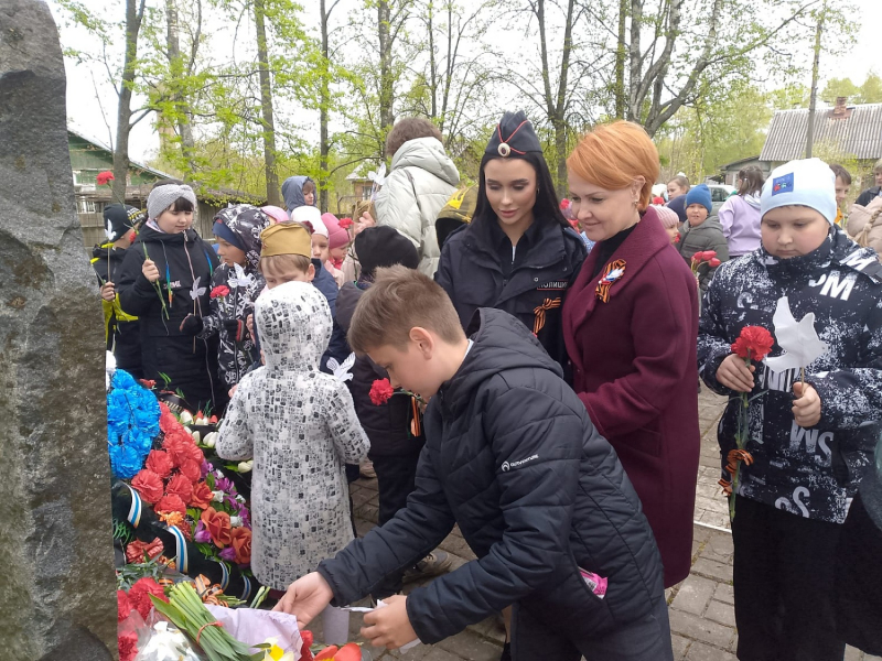 В Нелидово полицейские и общественники возложили цветы на воинском захоронении В Нелидово полицейские и общественники возложили цветы на воинском захоронении