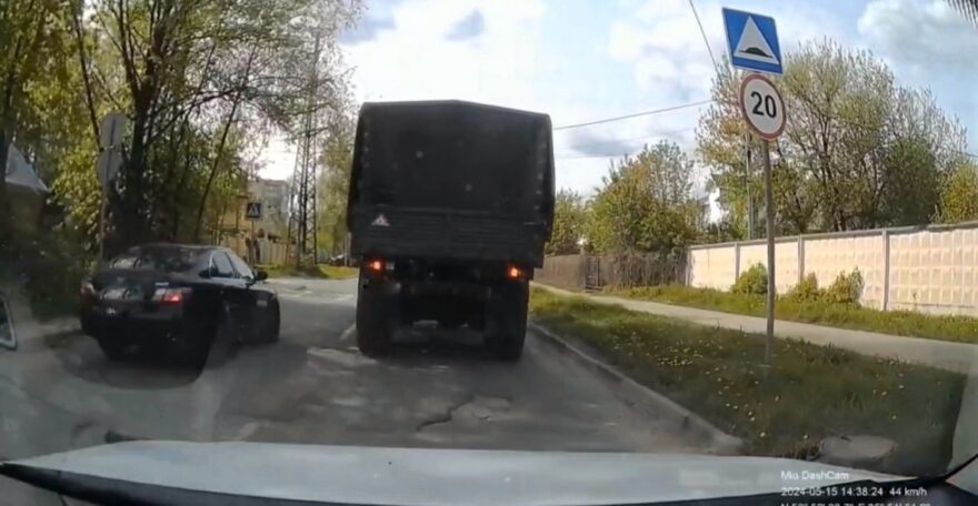 В Твери нашли водителя, который чуть не бил ребёнка на "зебре" В Твери нашли водителя, который чуть не бил ребёнка на "зебре"