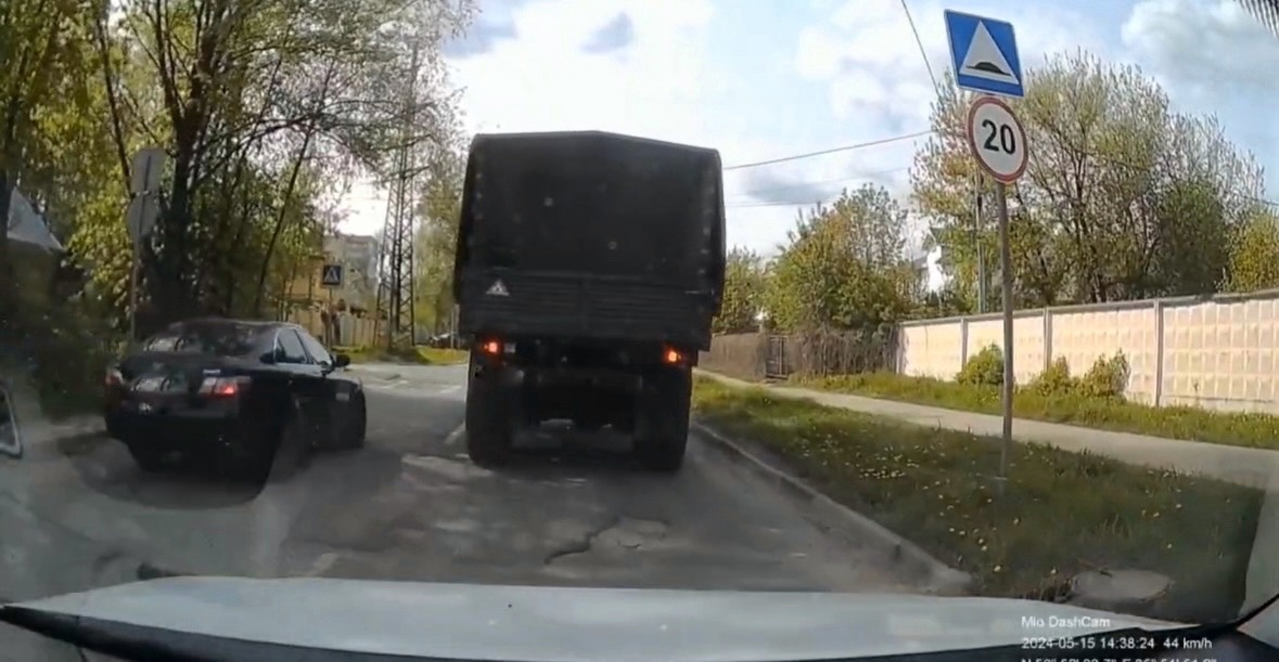 В Твери нашли водителя, который чуть не бил ребёнка на "зебре" В Твери нашли водителя, который чуть не бил ребёнка на "зебре"