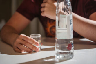 В Тверской области хозяин помог гостю избавиться от тела после серьезной ссоры во время застолья