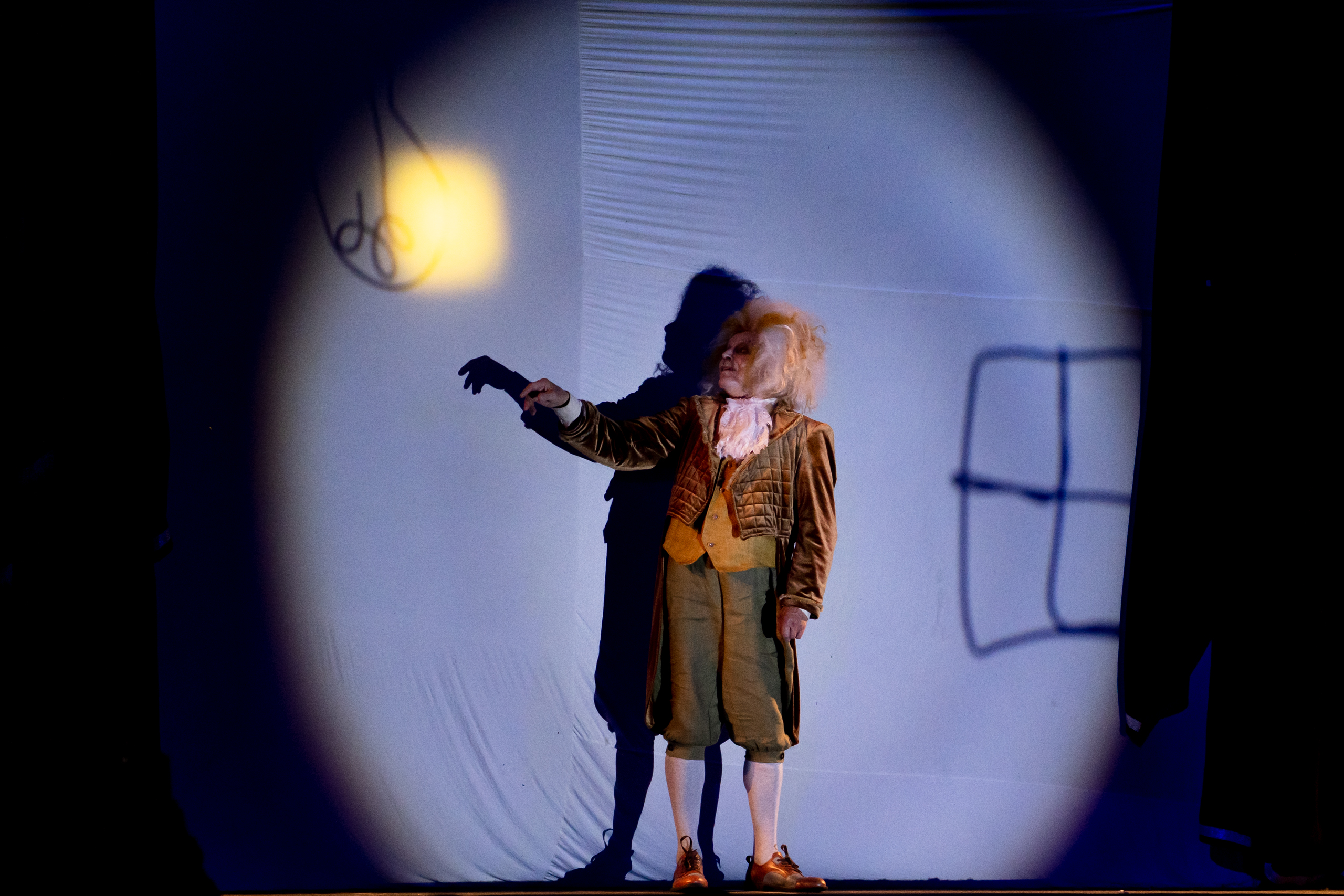 В поисках смысла: В Тверском театре кукол прошла философская премьера «Ночь во вселенной»