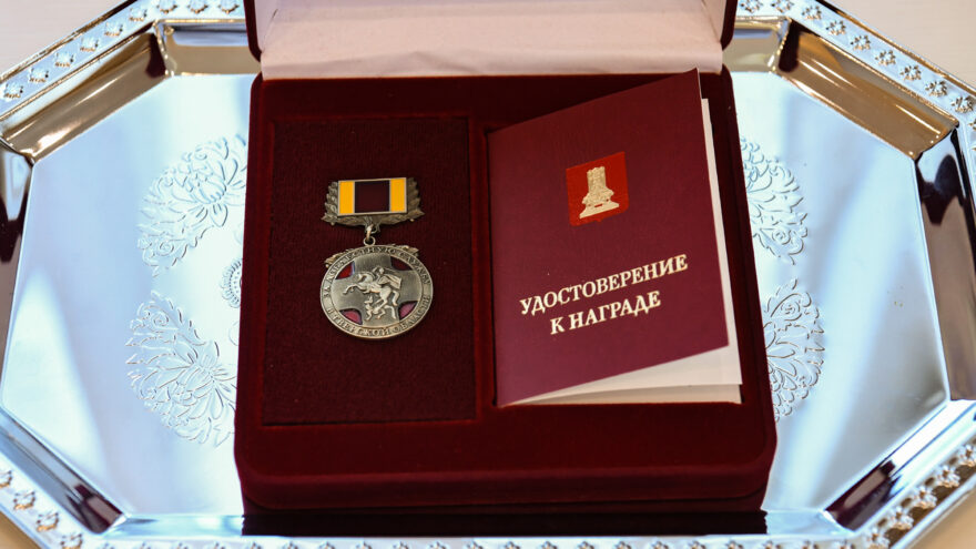 Игорь Руденя наградил главного федерального инспектора по Тверской области Игоря Жукова памятным знаком губернатора и Почётной грамотой