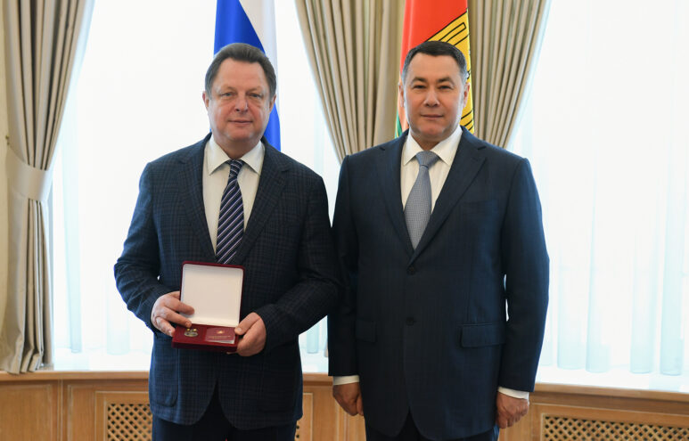 Игорь Руденя наградил главного федерального инспектора по Тверской области Игоря Жукова памятным знаком губернатора и Почётной грамотой