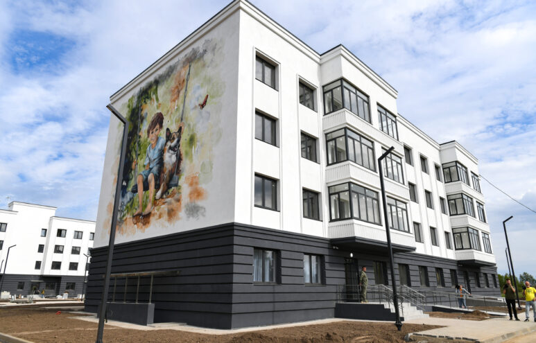 В селе Тургиново Калининского округа продолжается строительство пожарного депо и спортивного ледового комплекса