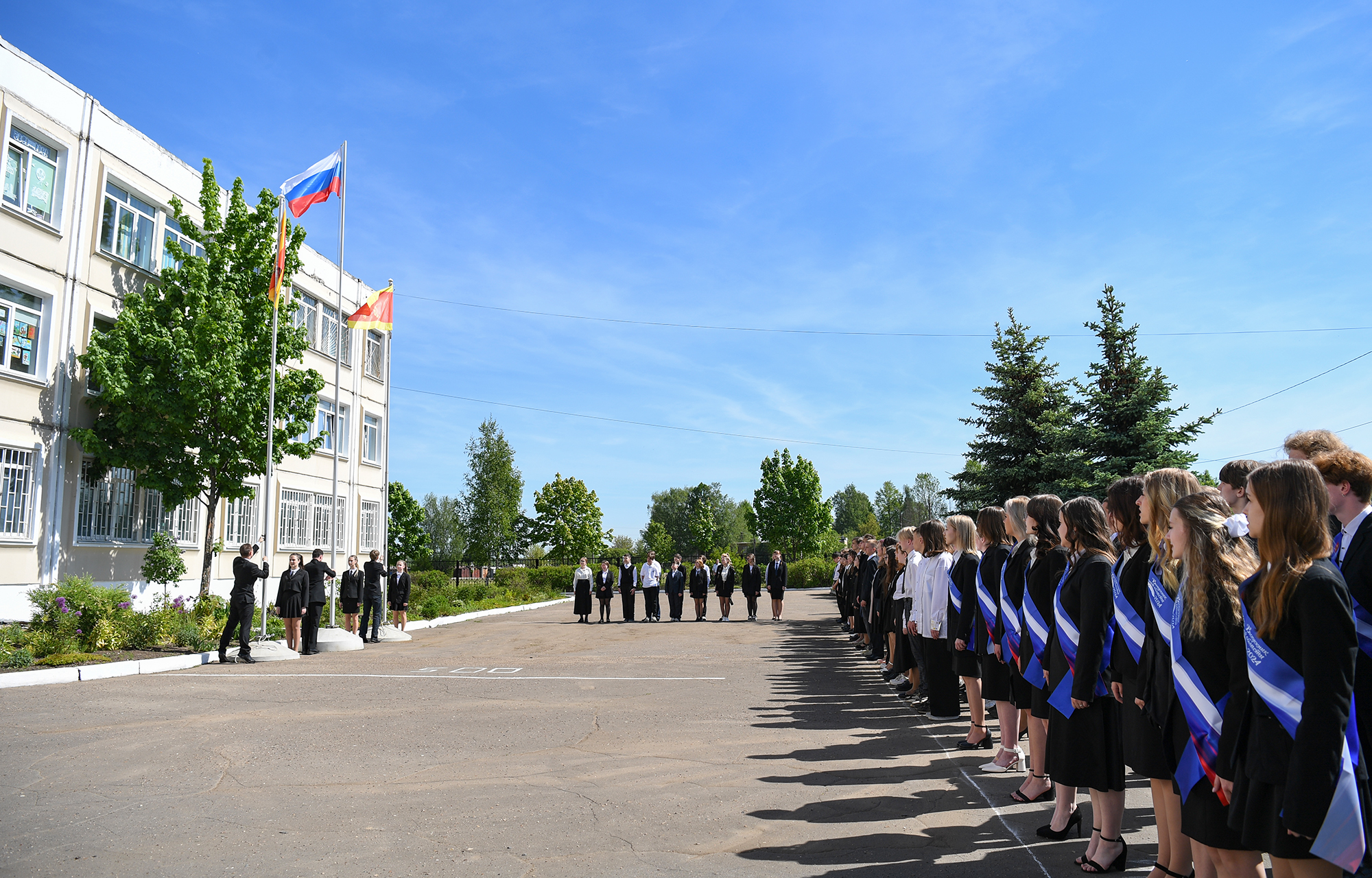 В школах Тверской области проходят последние звонки