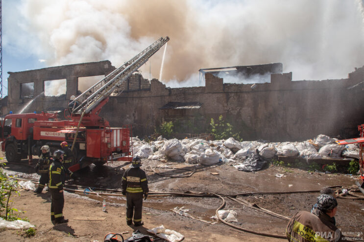 В Твери потушили склад на улице Спартака В Твери потушили склад на улице Спартака