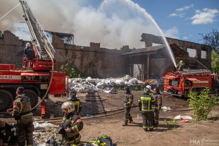 В Твери потушили склад на улице Спартака