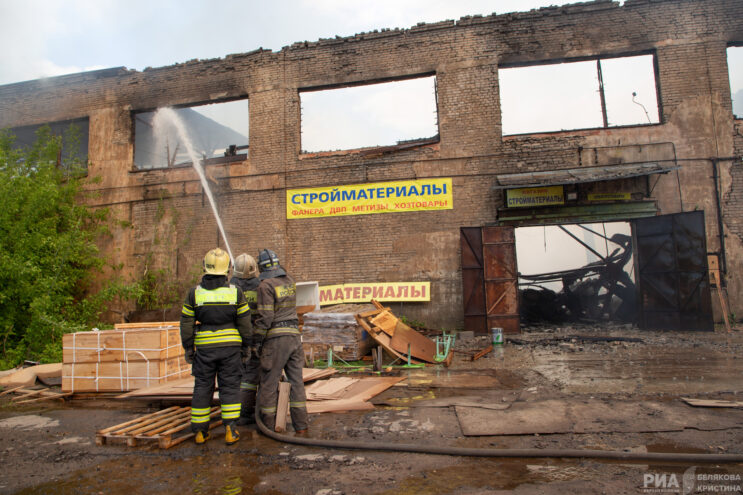 В Твери потушили склад на улице Спартака