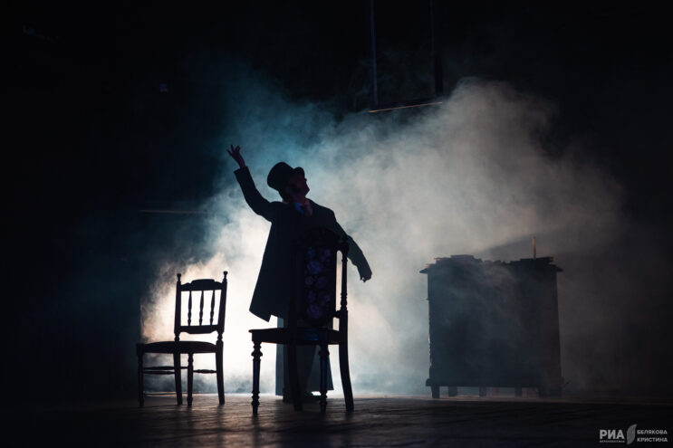 Многоликий Пушкин: Актеры Тверского ТЮЗа сыграли поэта в новой постановке Многоликий Пушкин: Актеры Тверского ТЮЗа сыграли поэта в новой постановке