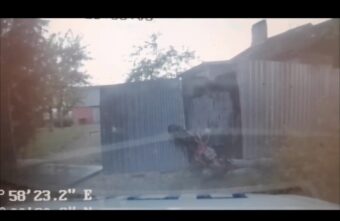 В Тверской области 15-летний парень на питбайке протаранил забор