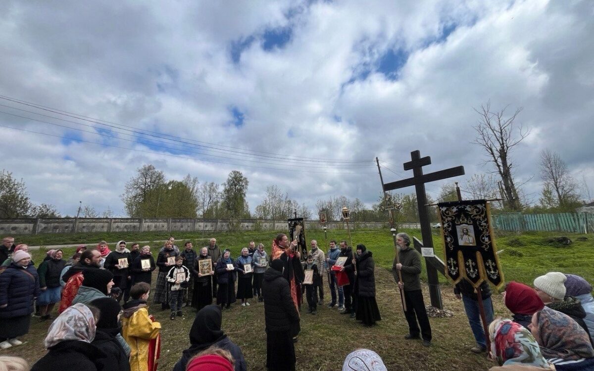 В Тверской области прошли крестным ходом до загадочного места явления иконы В Тверской области прошли крестным ходом до загадочного места явления иконы