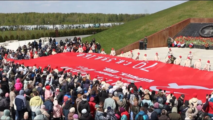 Масштабную копию Знамени Победы развернули на Ржевском мемориале