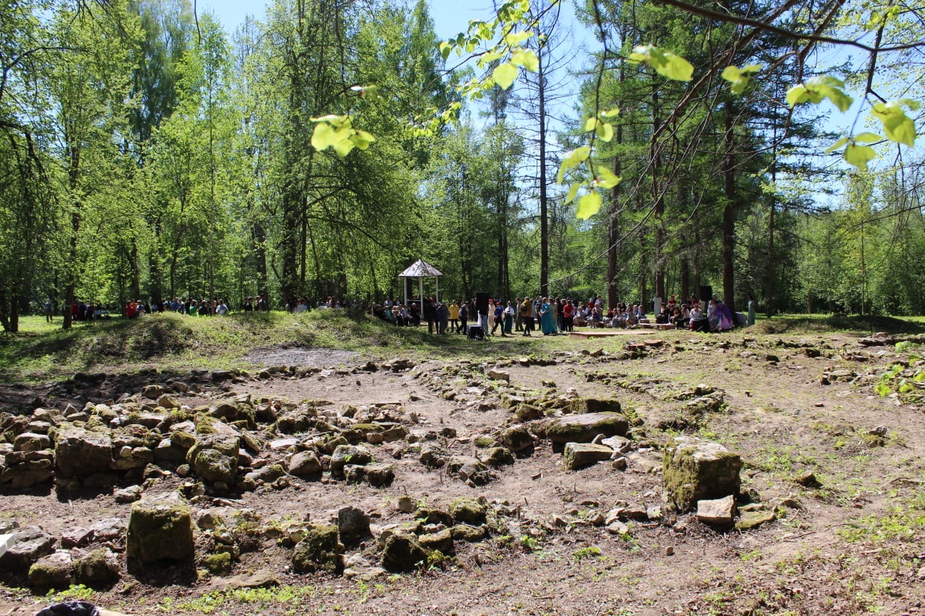 Сотрудники Музея А.С. Пушкина в Тверской области обновили парк в Малинниках