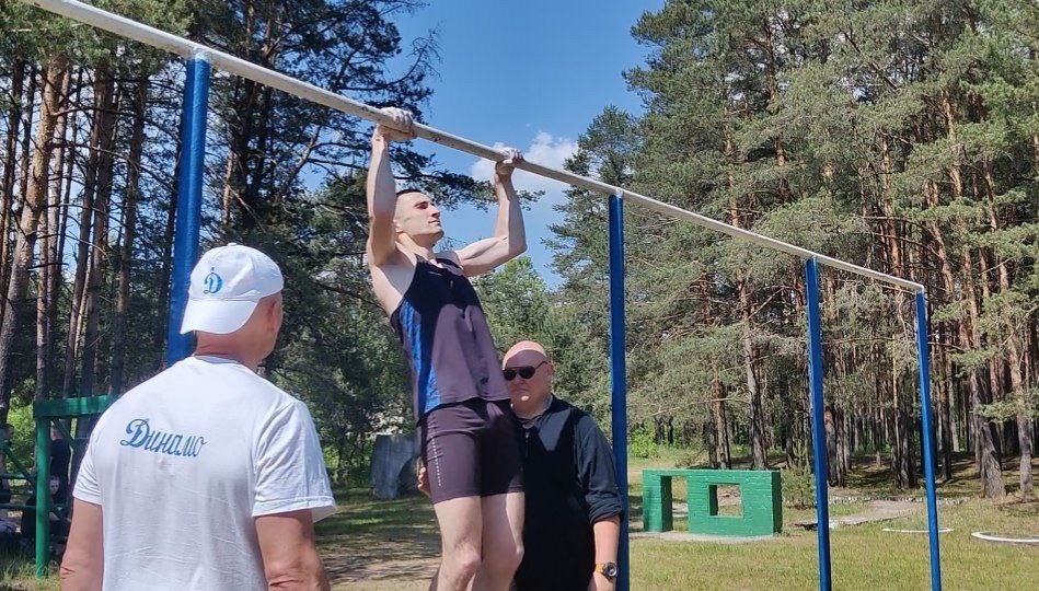 Сотрудники силовых ведомств состязались в троеборье в Твери