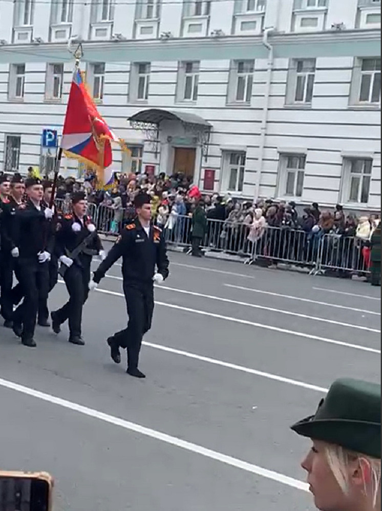 Тверской кадет во время парада потерял ботинок, но не растерялся Тверской кадет во время парада потерял ботинок, но не растерялся