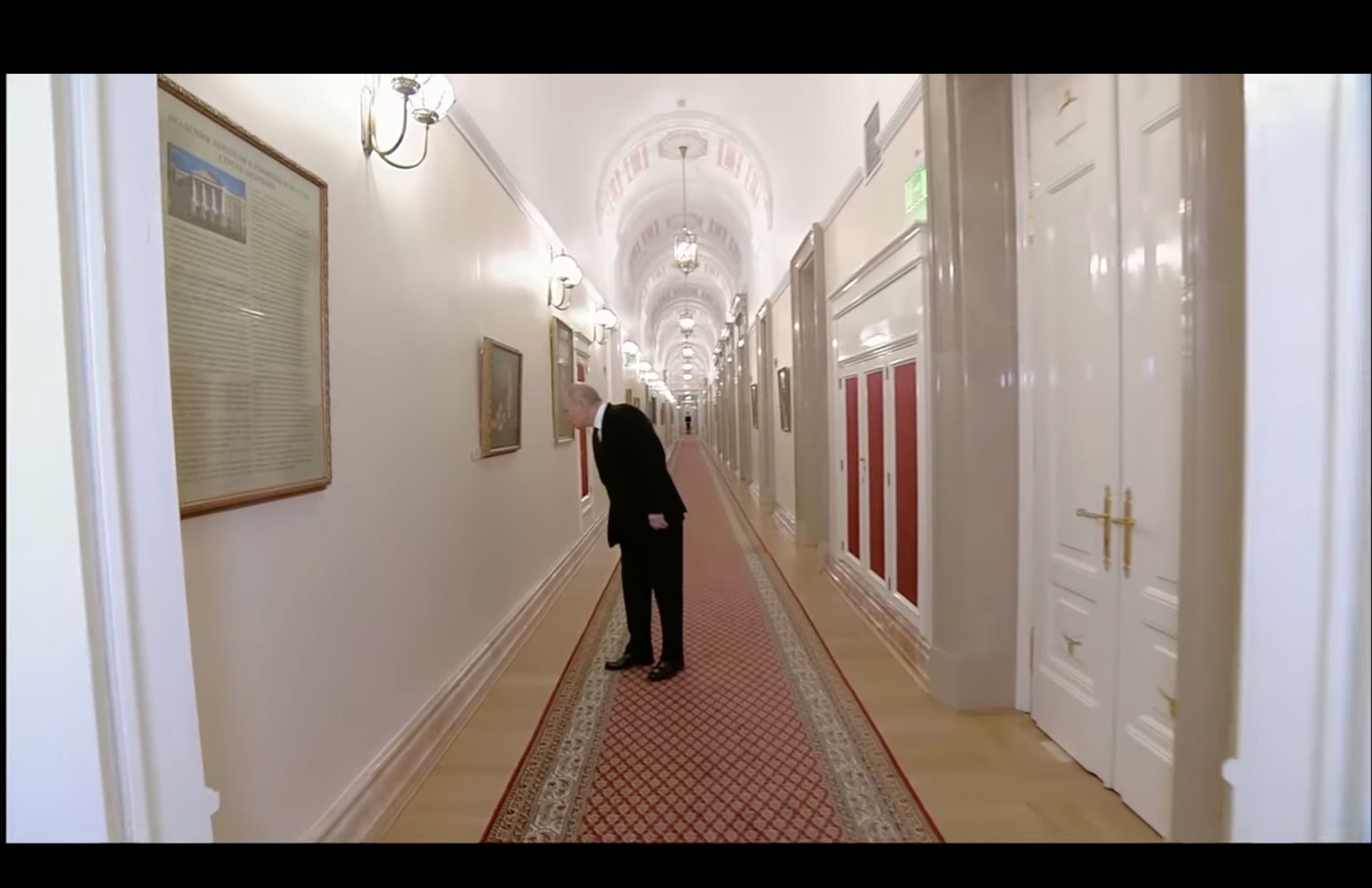 Какую картину Владимир Путин рассматривал в коридоре Кремля перед инаугурацией