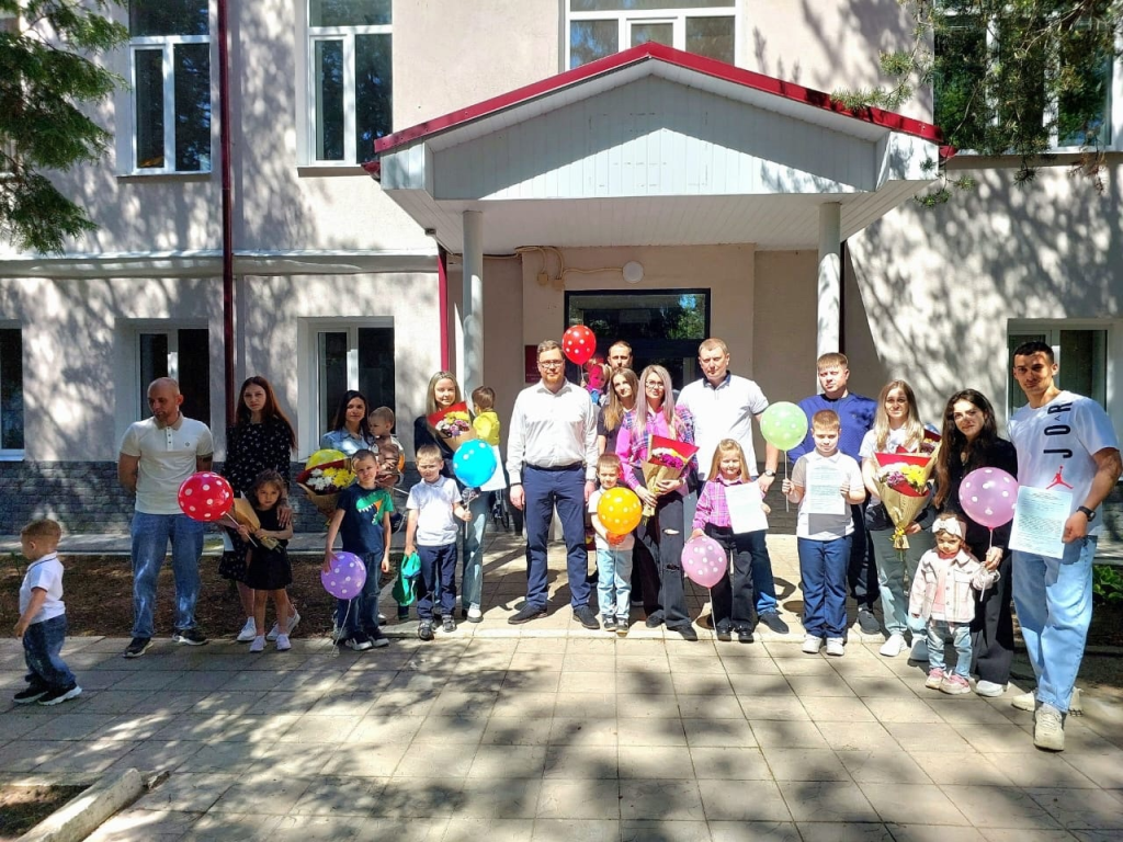 Молодым семьям Ржева вручили жилищные сертификаты Молодым семьям Ржева вручили жилищные сертификаты