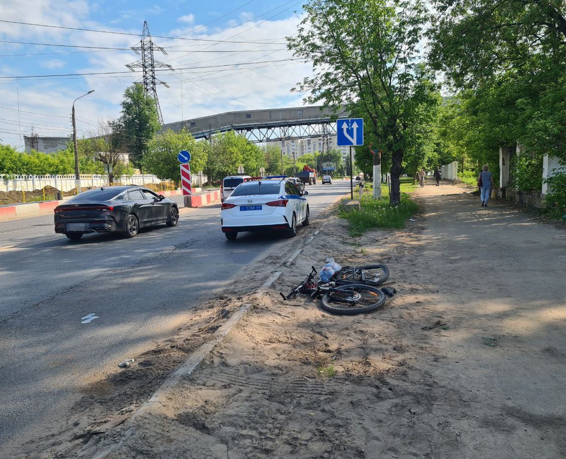 В Твери «УРАЛ» сбил пенсионера на велосипеде В Твери «УРАЛ» сбил пенсионера на велосипеде