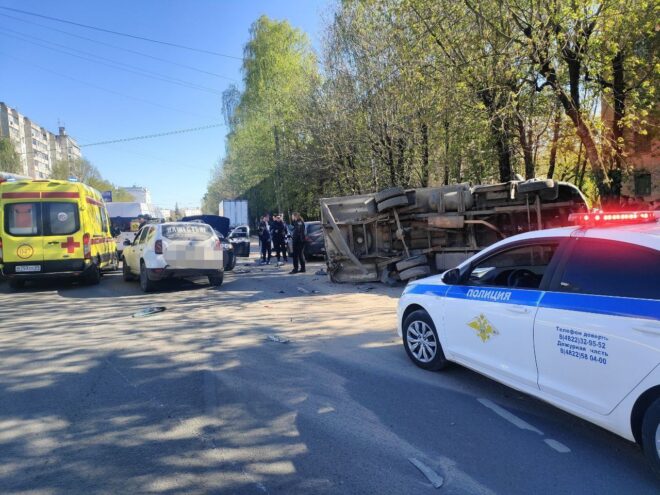В Твери водитель иномарки врезался в припаркованный автомобиль В Твери бежавшего с места смертельного ДТП водителя заключили под стражу