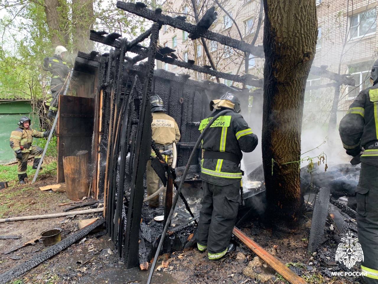 В Тверской области загорелось бесхозное здание