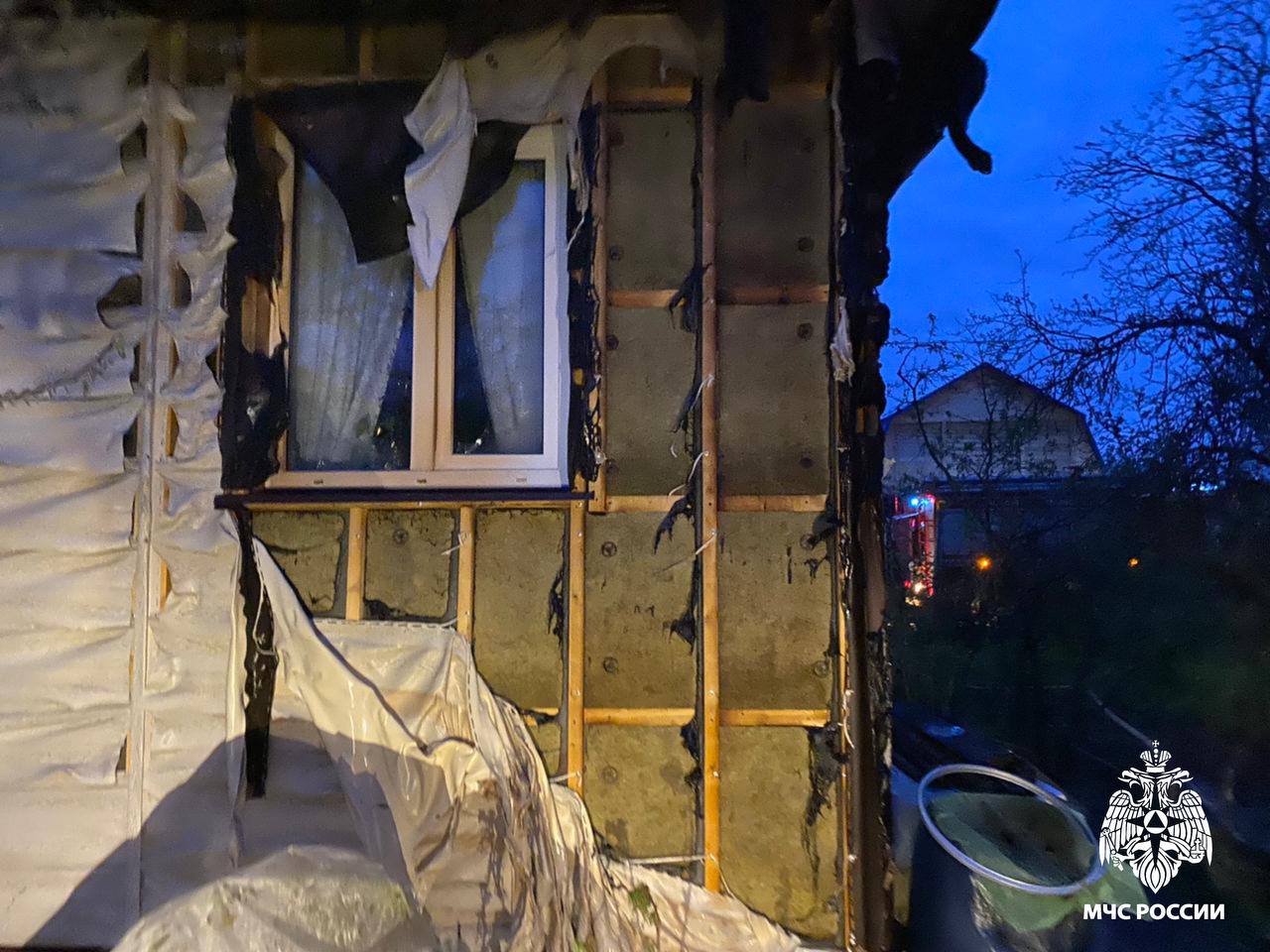 Пожарные ликвидировали возгорание, грозившее перекинуться на жилой дом Пожарные ликвидировали возгорание, грозившее перекинуться на жилой дом