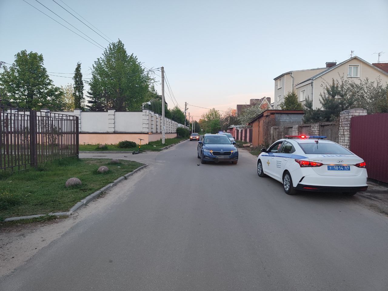 Двое детей на одном самокате попали под колеса машины в Твери
