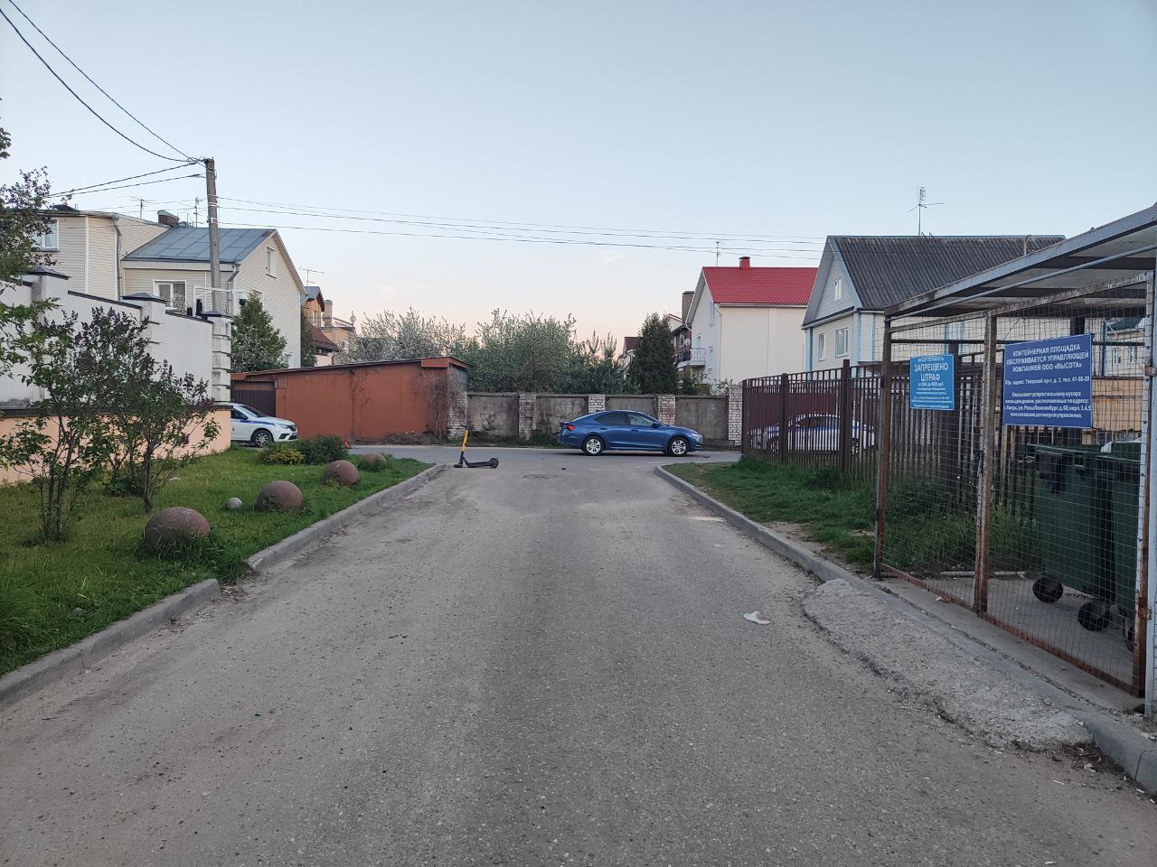 Двое детей на одном самокате попали под колеса машины в Твери