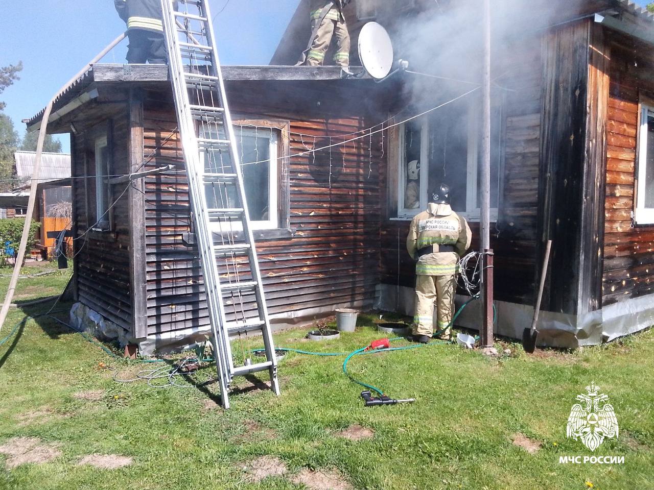 В Тверской области пожарные потушили горящий дом