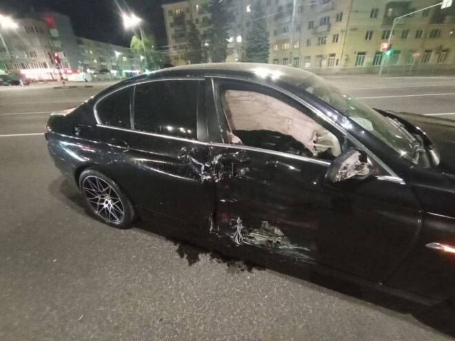 В Твери мотоциклист проехал на красный и спровоцировал аварию