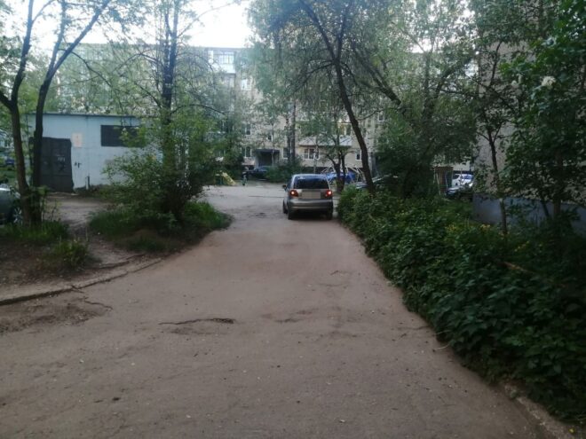В одном из дворов Твери под машину попал 5-летний ребенок