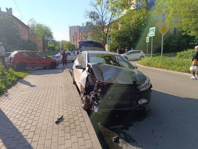 В Твери женщина-водитель спровоцировала аварию и пострадала В Твери женщина-водитель спровоцировала аварию и пострадала