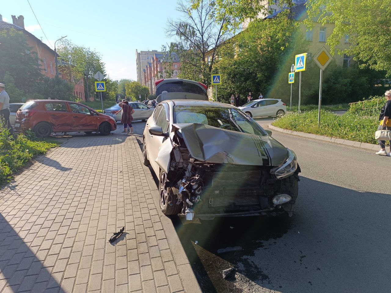 В Твери женщина-водитель спровоцировала аварию и пострадала В Твери женщина-водитель спровоцировала аварию и пострадала