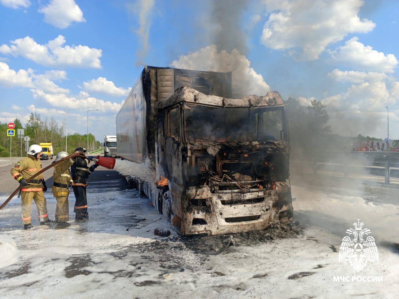 В Тверской области пожарные потушили загоревшуюся фуру В Тверской области пожарные потушили загоревшуюся фуру