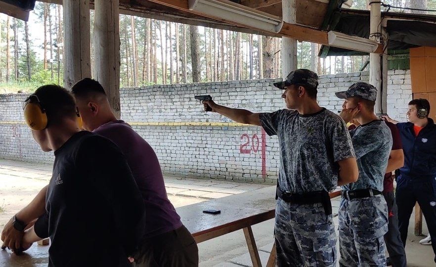 Сотрудники силовых ведомств состязались в троеборье в Твери