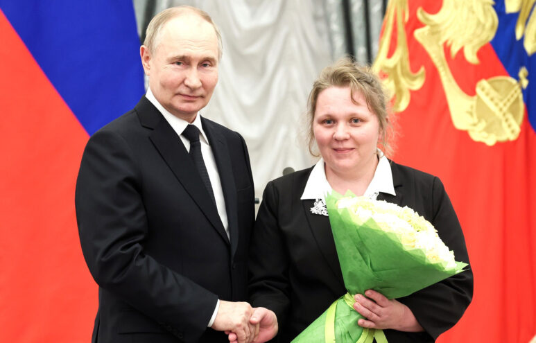 Президент РФ Владимир Путин вручил орден «Мать-героиня» Ольге Верпаковской – матери 14 детей из Западной Двины Тверской области