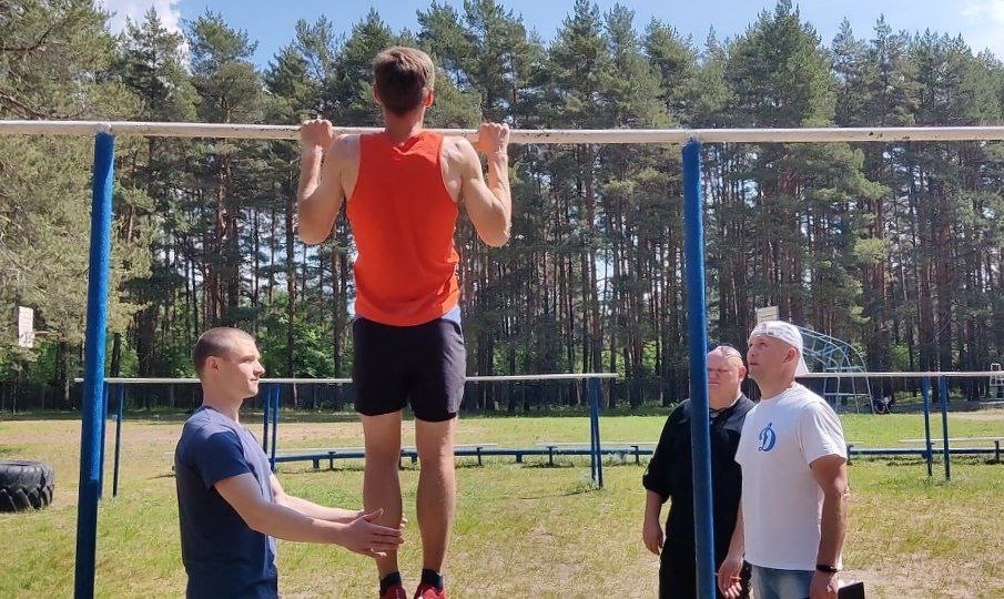 Сотрудники силовых ведомств состязались в троеборье в Твери