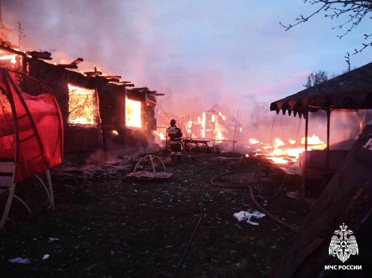 В Тверской области загорелись два жилых дома В Тверской области загорелись два жилых дома
