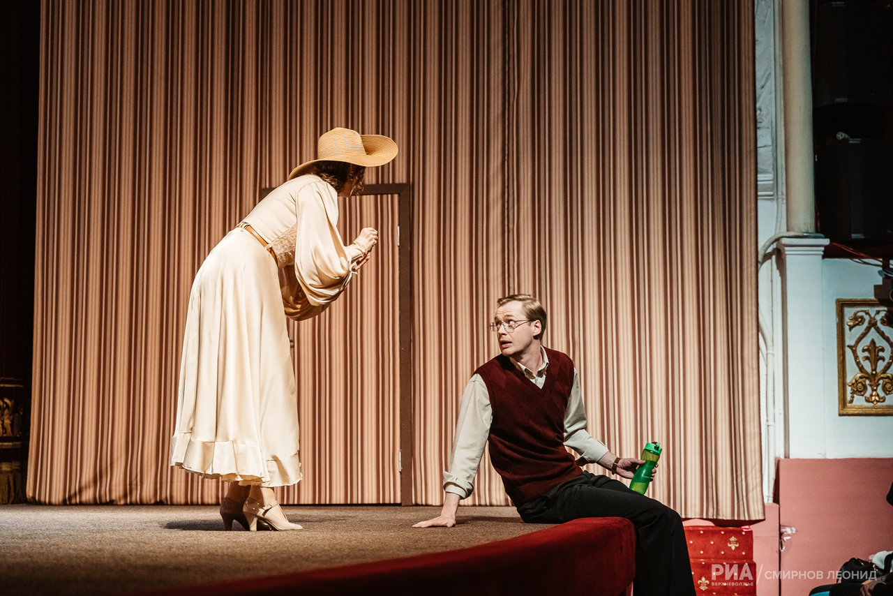 Дошумелись: В Тверском театре драмы раздели актеров для нового спектакля