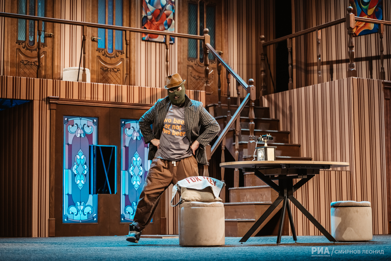 Дошумелись: В Тверском театре драмы раздели актеров для нового спектакля